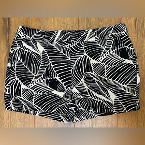 Ann Taylor Loft. Black/ White Leaf Shorts. Size: 6.